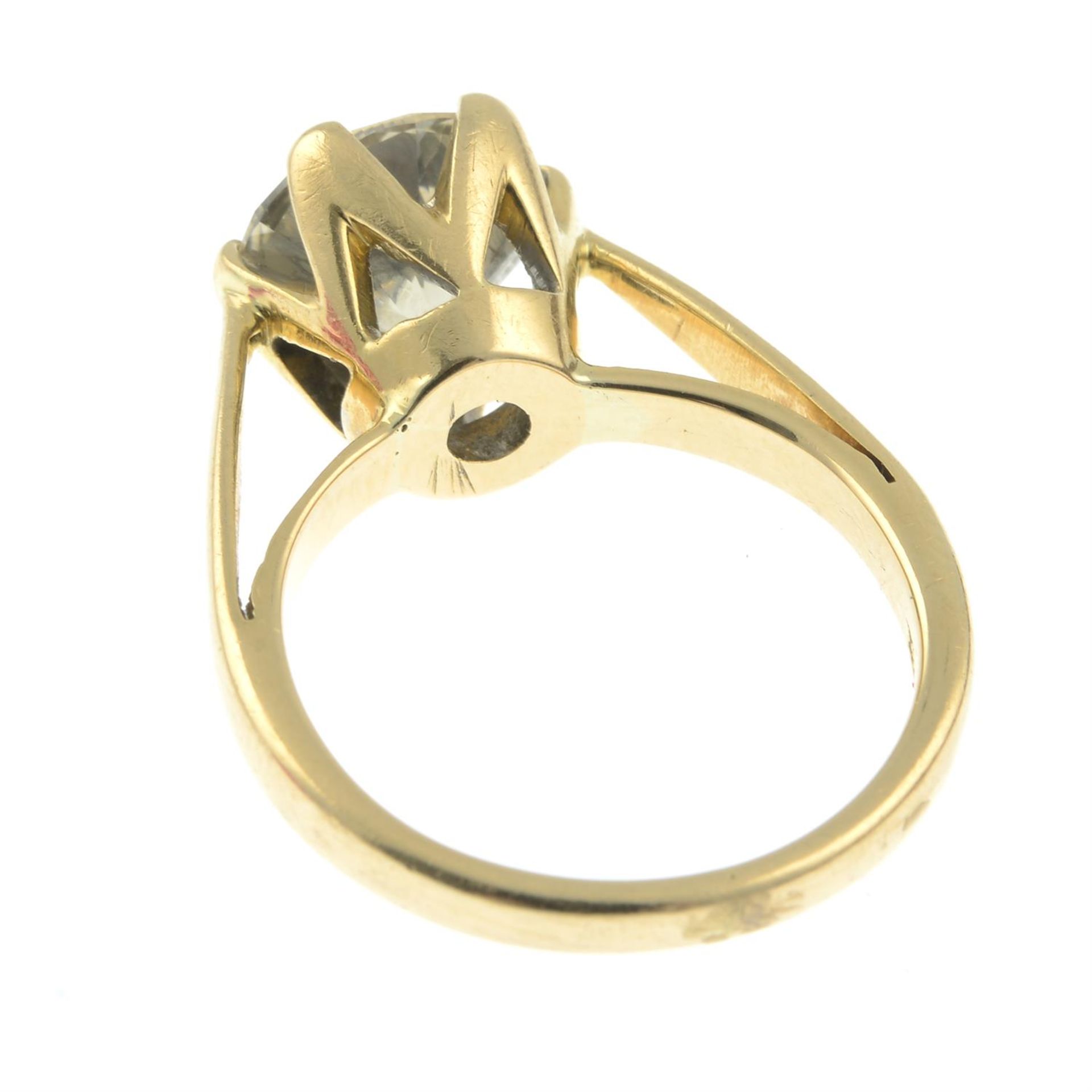 A 14ct gold brilliant-cut diamond single-stone ring. - Bild 2 aus 2