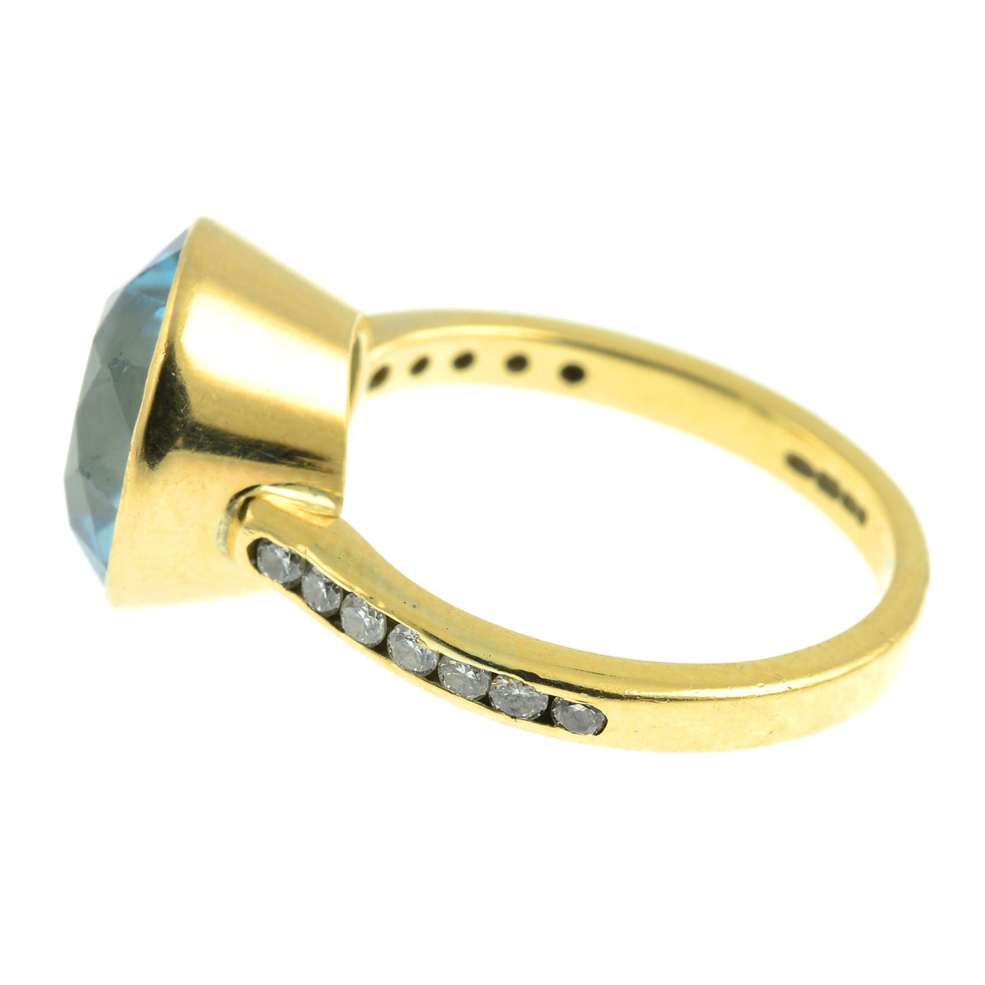 An 18ct gold blue zircon and diamond ring. - Bild 2 aus 3