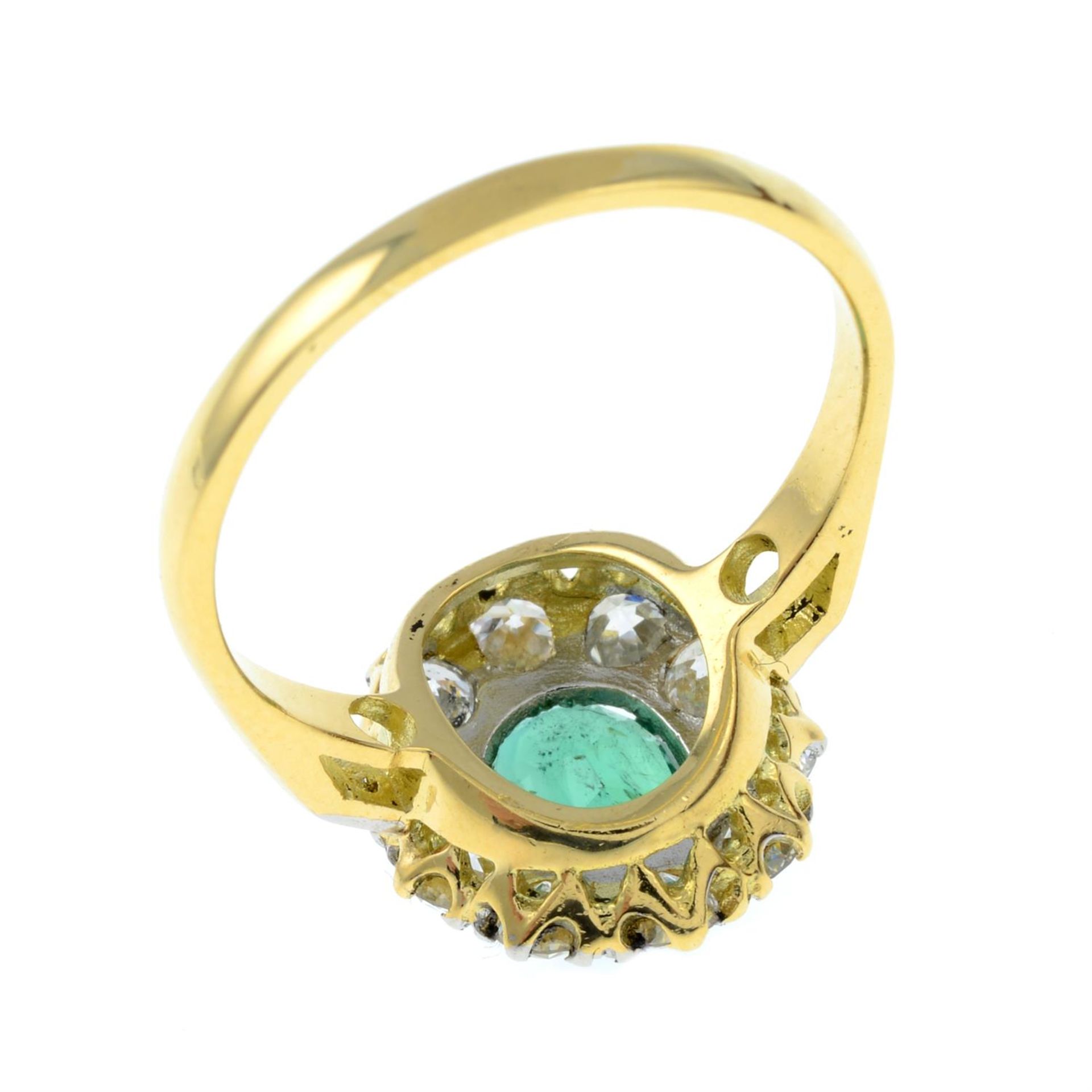 An emerald and brilliant-cut diamond cluster ring. - Bild 3 aus 3