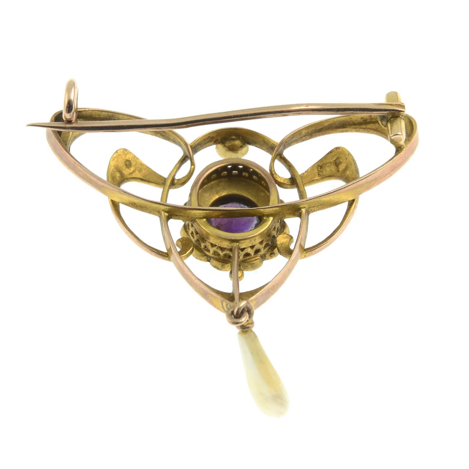An Art Nouveau 9ct gold amethyst and split pearl brooch. - Bild 2 aus 2