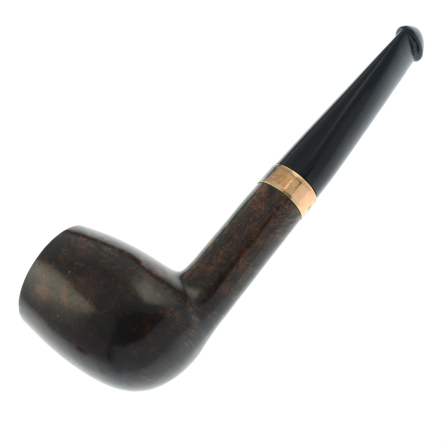 A 9ct gold mid 20th century bakelite and wood pipe.