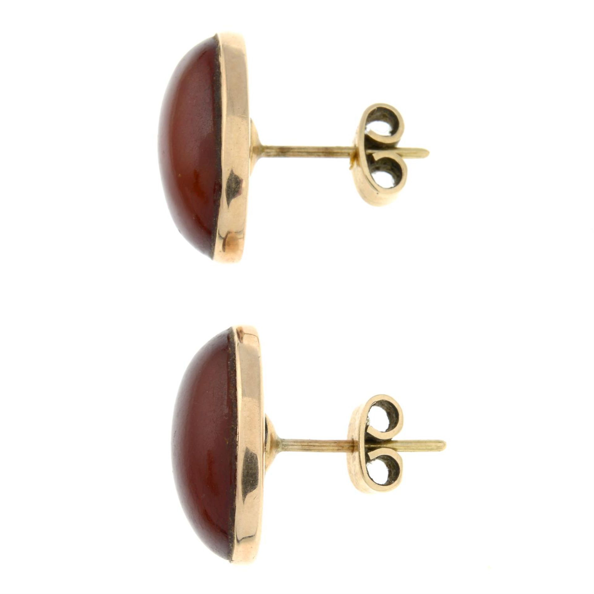 A pair of amber earrings. - Image 2 of 3