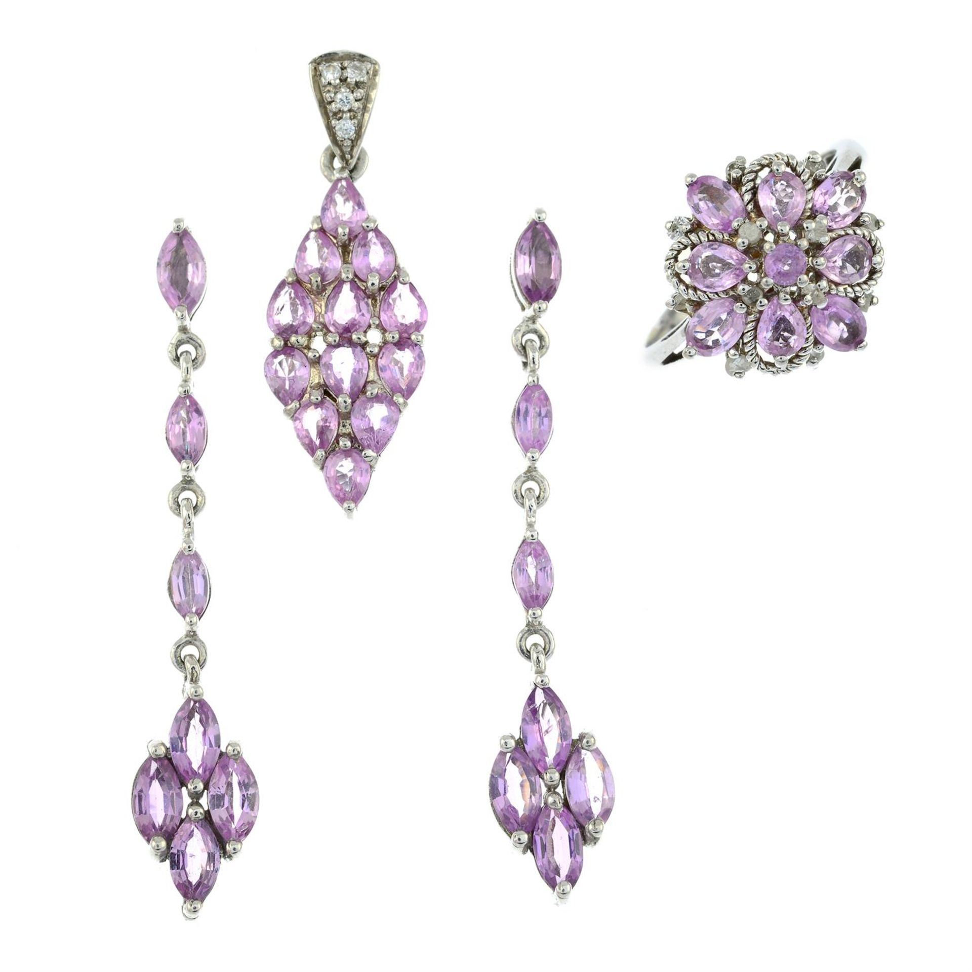 Four items of pink sapphire jewellery. - Image 2 of 6