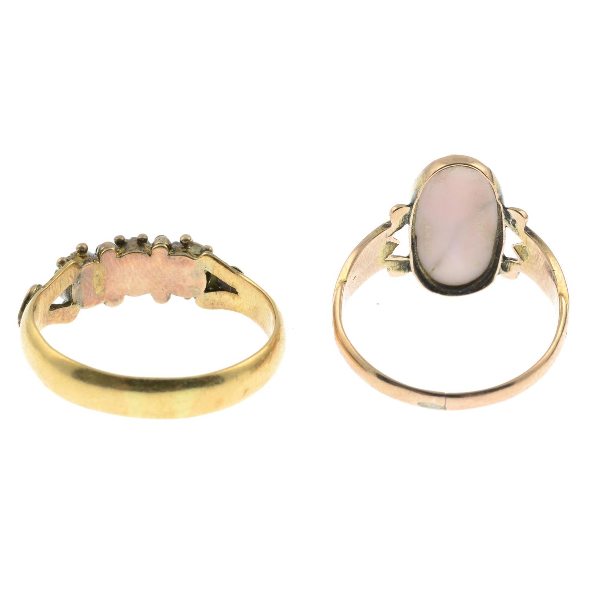 A carved cameo ring and a coral three-stone ring. - Image 2 of 3