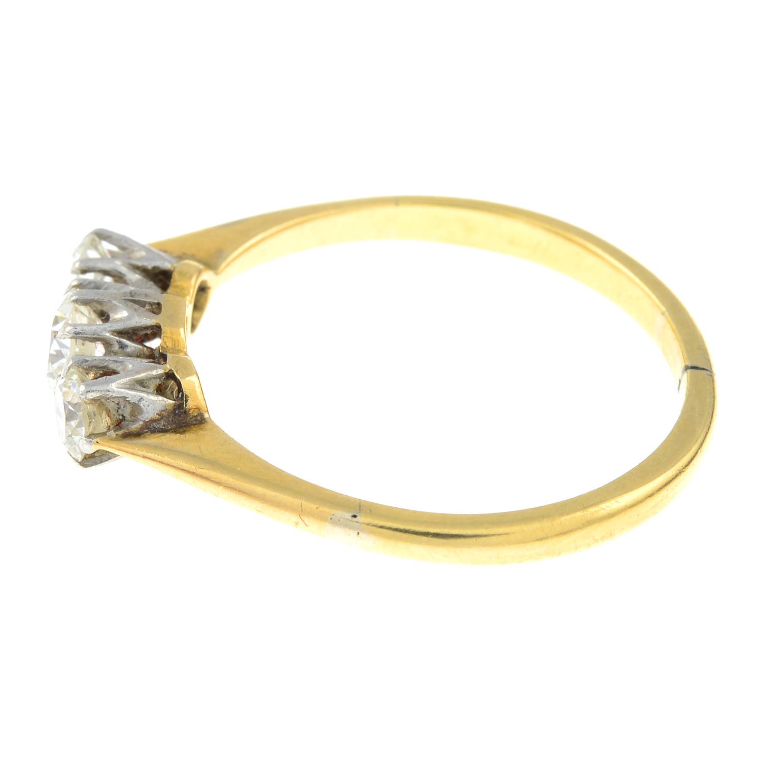 An 18ct gold old-cut diamond three-stone ring. - Bild 2 aus 3