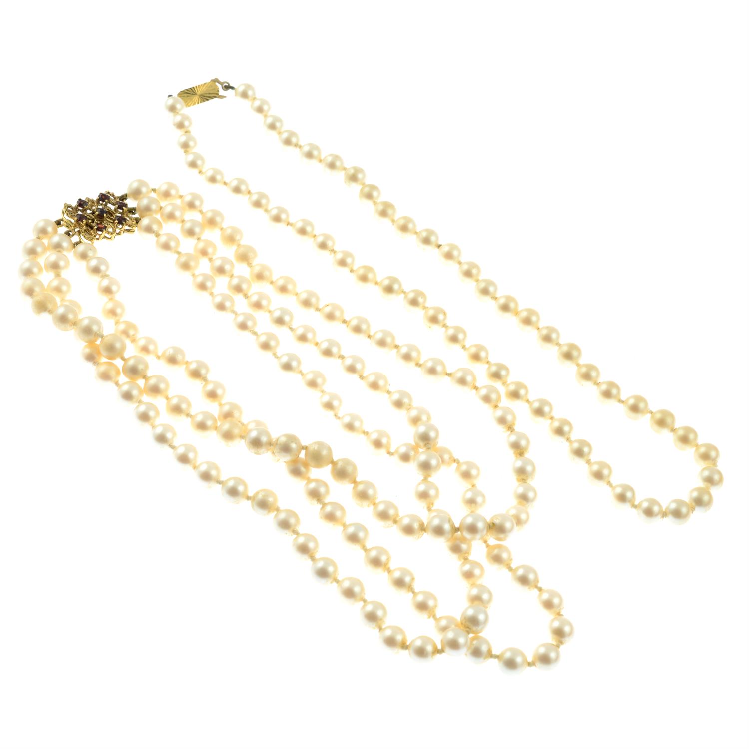 Two imitation pearl necklaces, with 9ct gold clasps. - Bild 2 aus 2