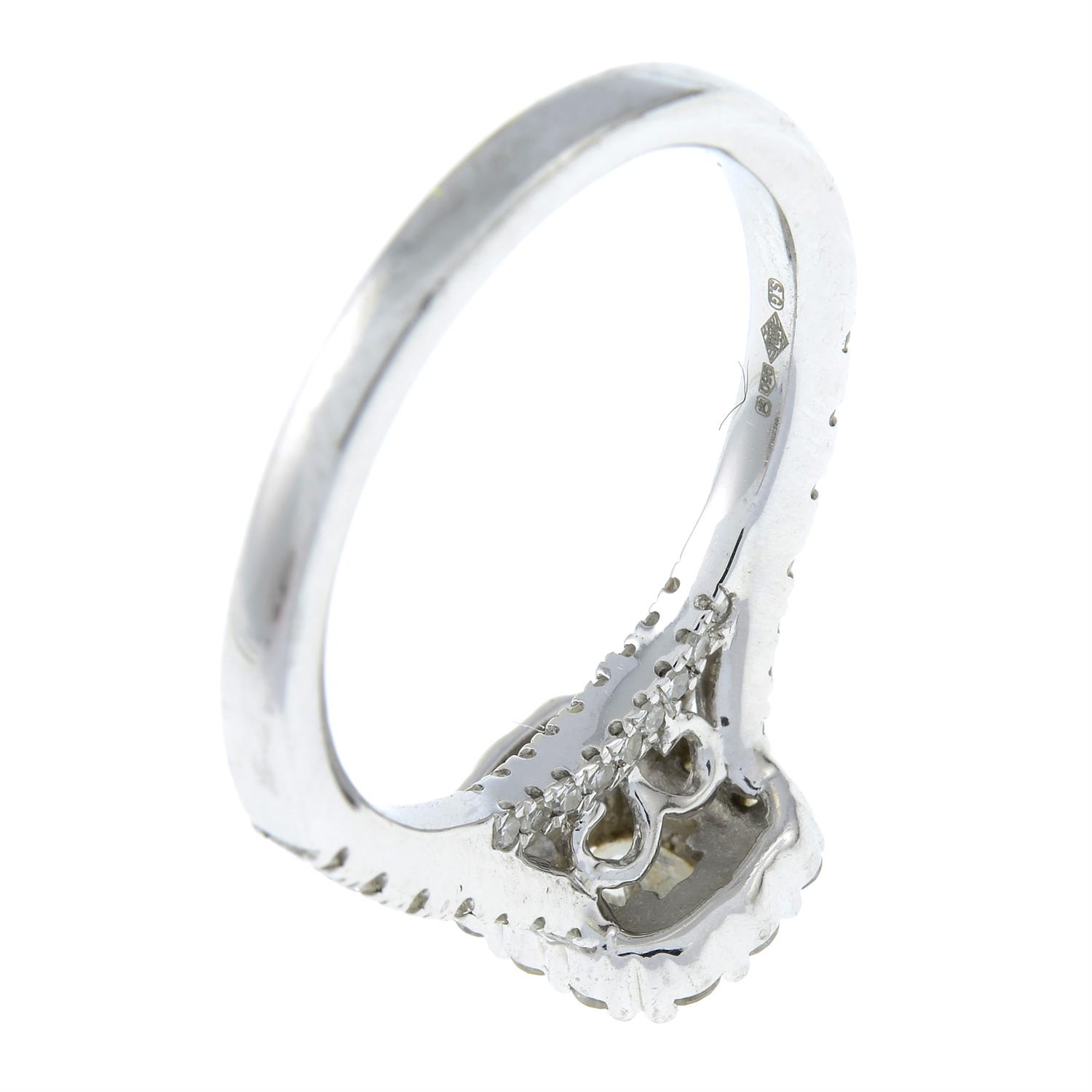 A platinum vari-cut diamond cluster ring. - Bild 3 aus 3