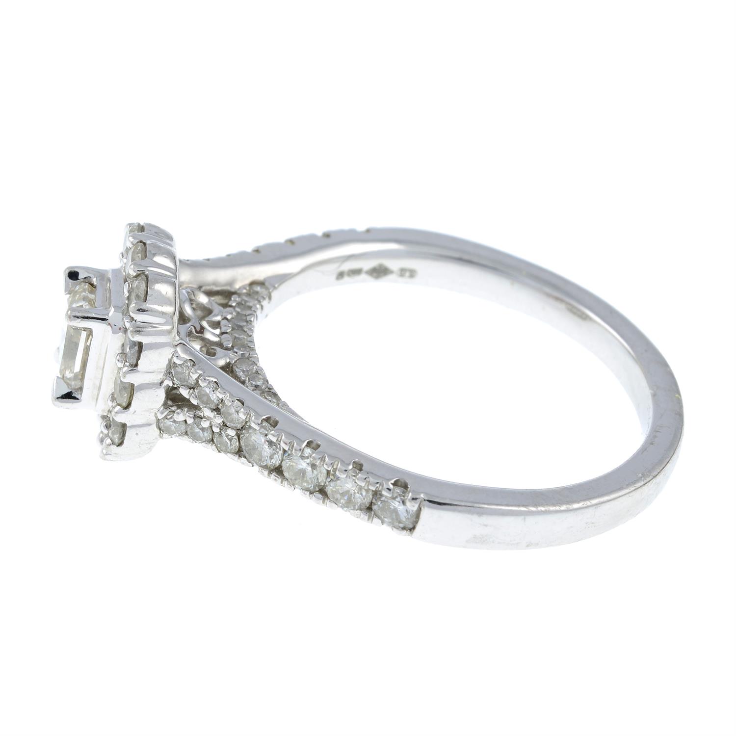 A platinum vari-cut diamond cluster ring. - Bild 2 aus 3