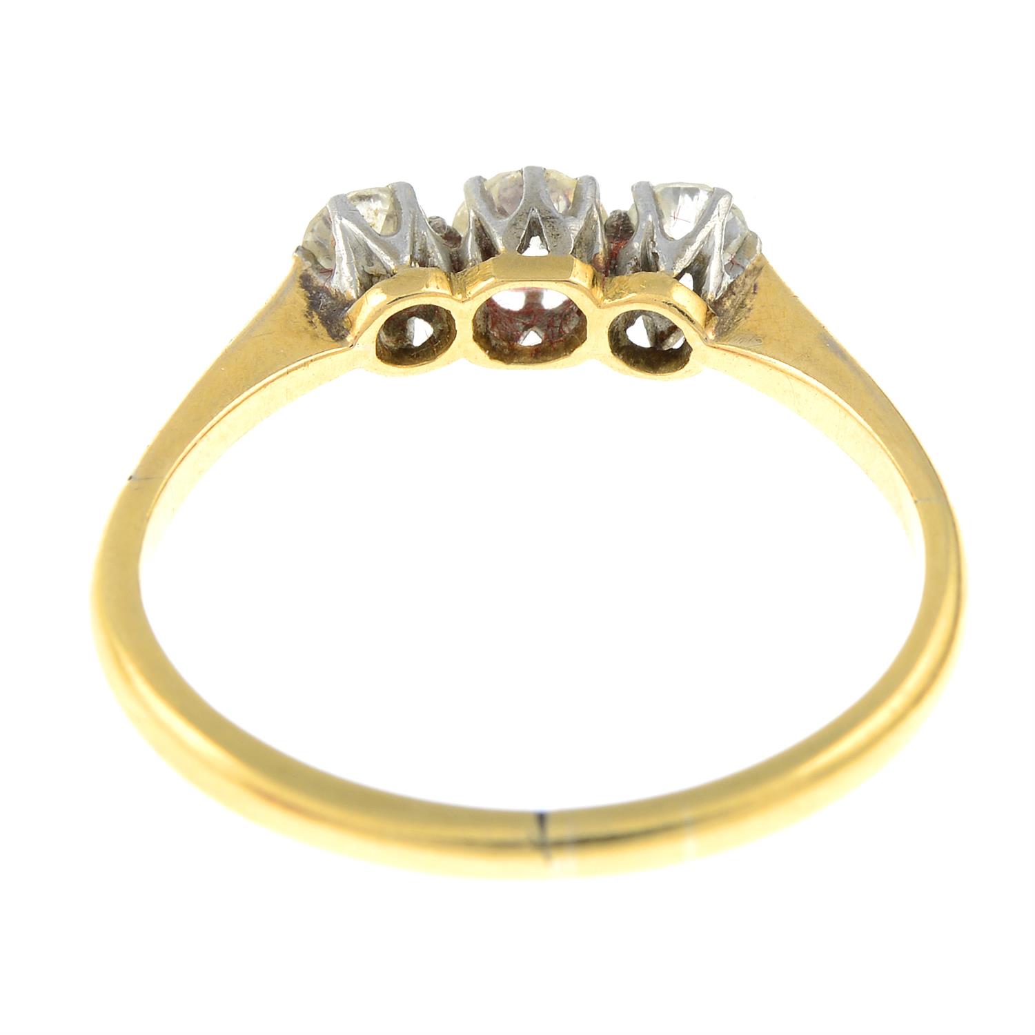 An 18ct gold old-cut diamond three-stone ring. - Bild 3 aus 3