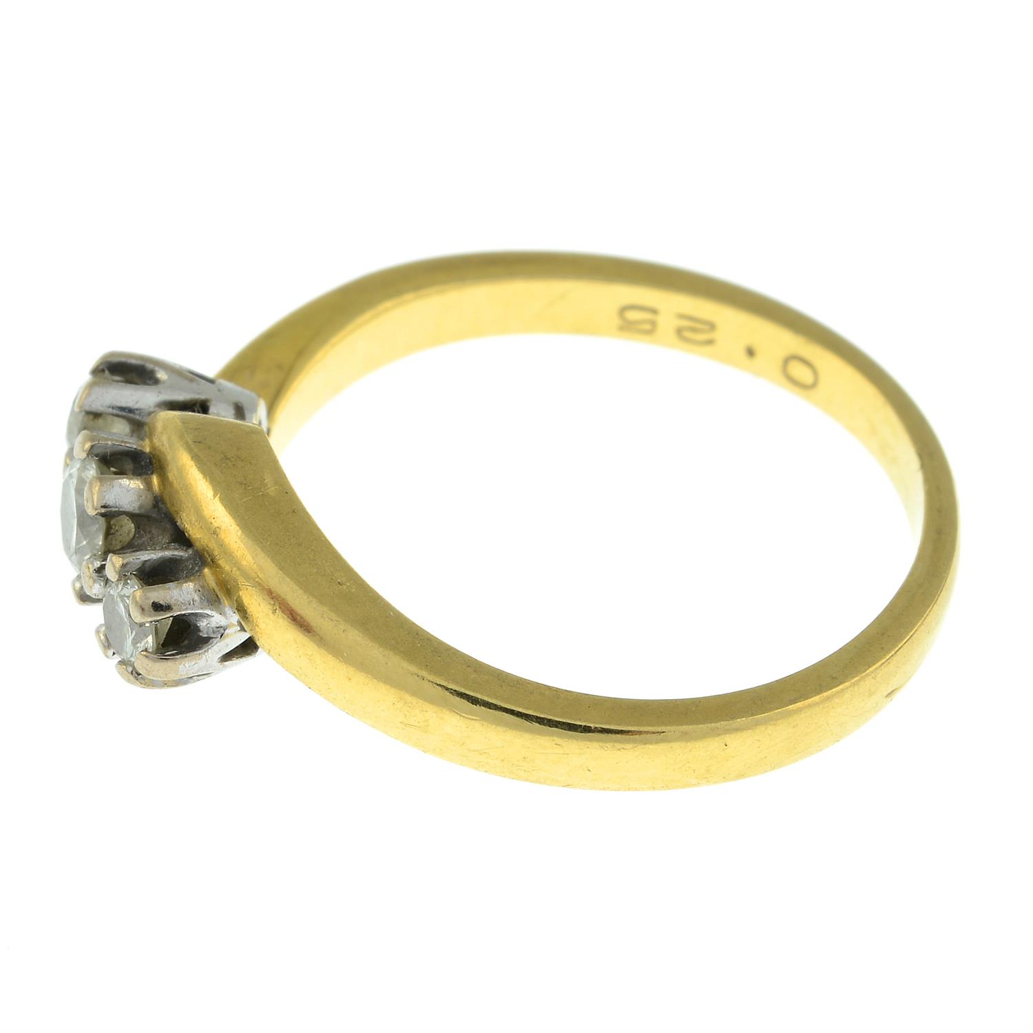 An 18ct gold diamond three-stone ring. - Bild 2 aus 3