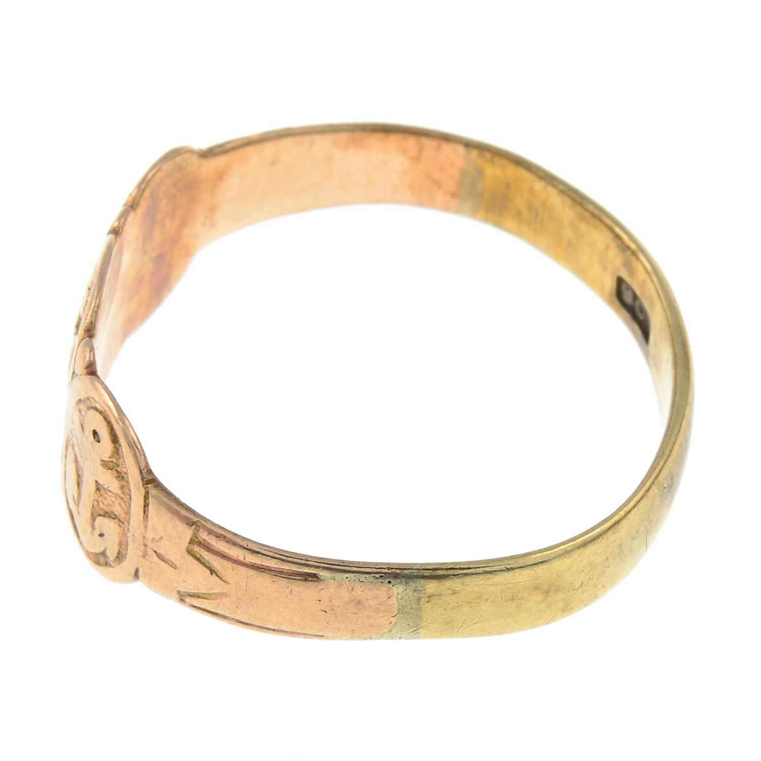 A late Victorian gold 'Faith, Hope and Charity' ring. - Bild 2 aus 3