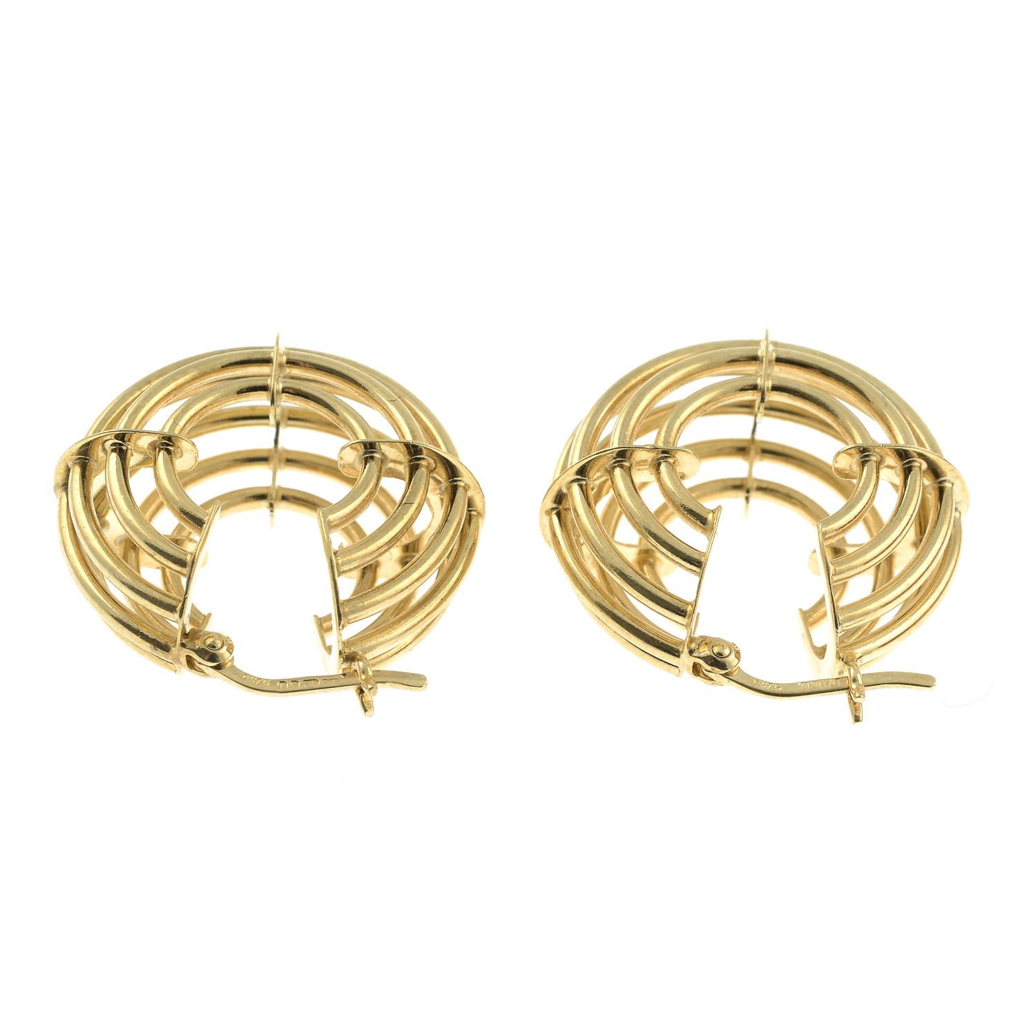 A pair of 9ct gold openwork hoop earrings. - Bild 2 aus 2