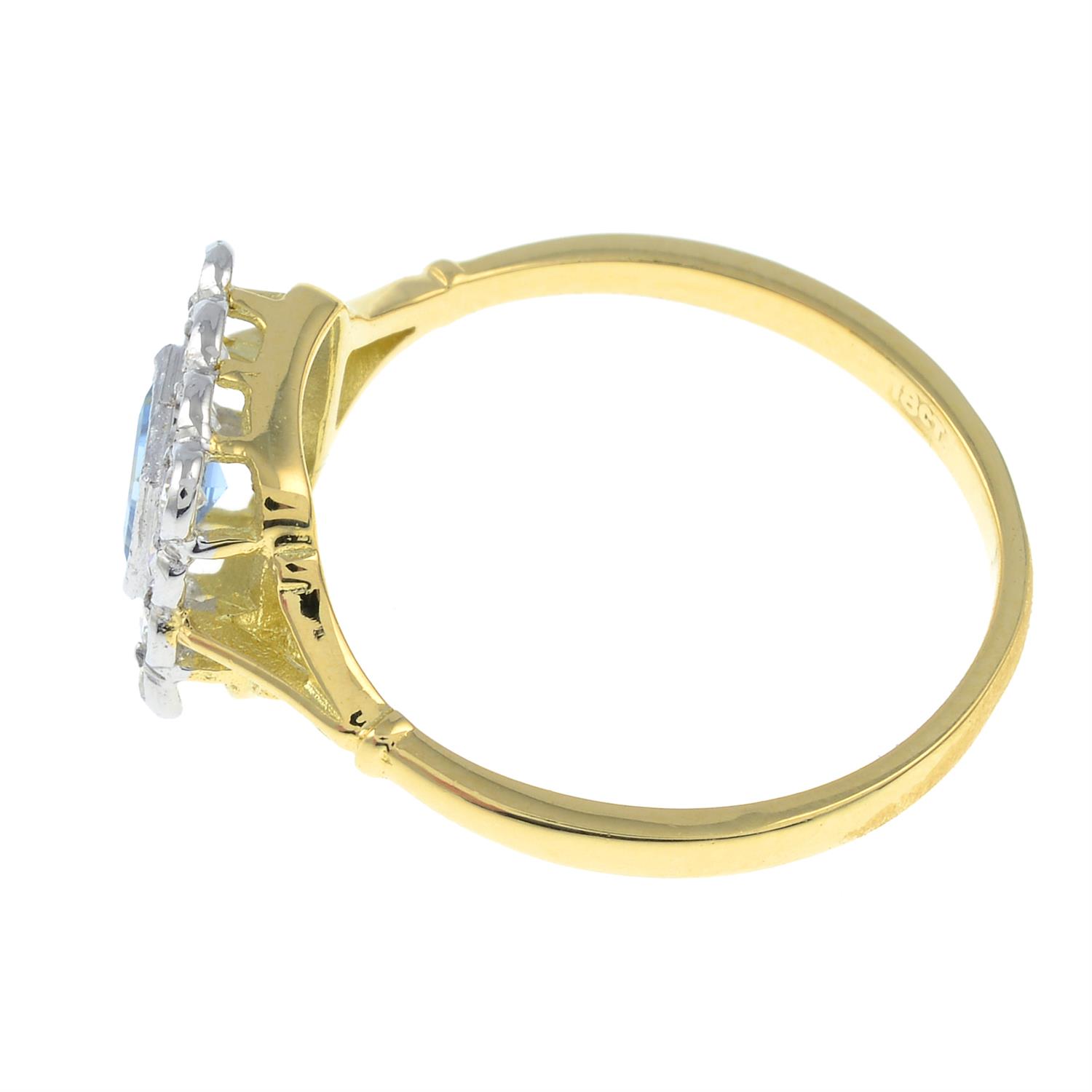 An aquamarine and brilliant-cut diamond cluster ring. - Bild 2 aus 3