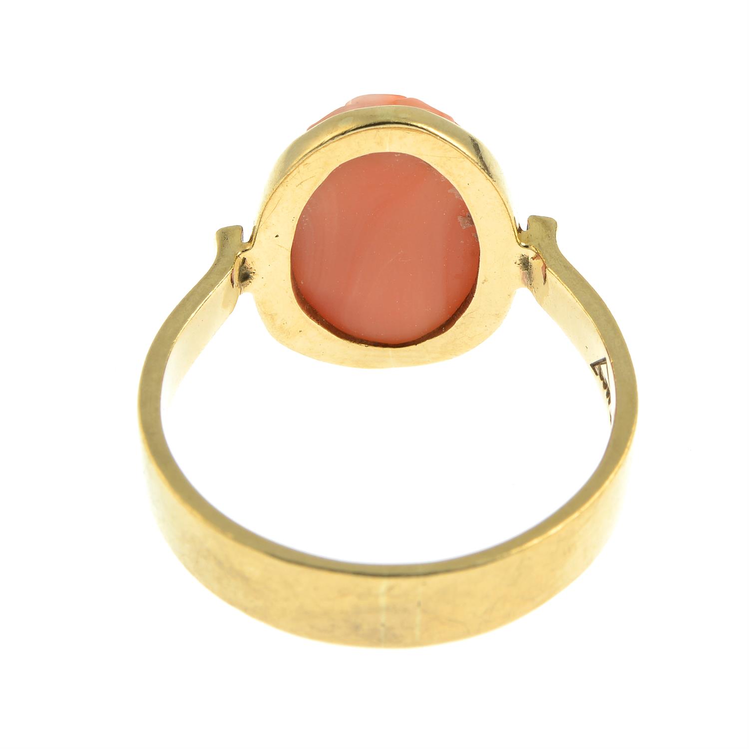 A 9ct gold carved coral flower ring. - Bild 3 aus 3