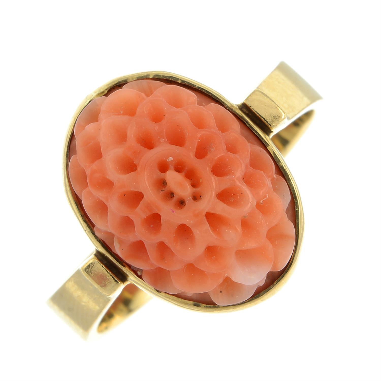 A 9ct gold carved coral flower ring.