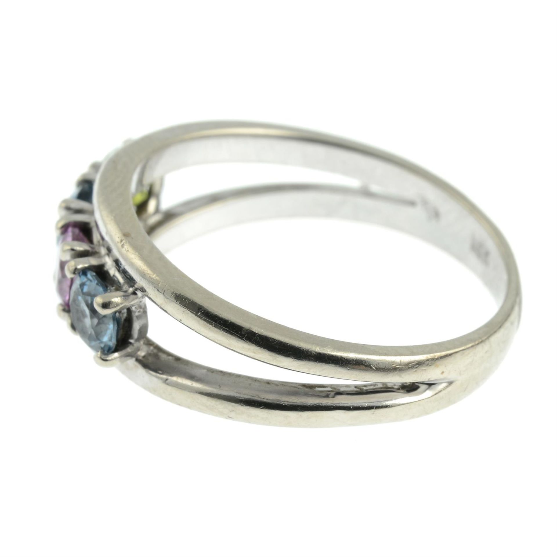 A vari-hue synthetic gem five-stone ring. - Bild 2 aus 3