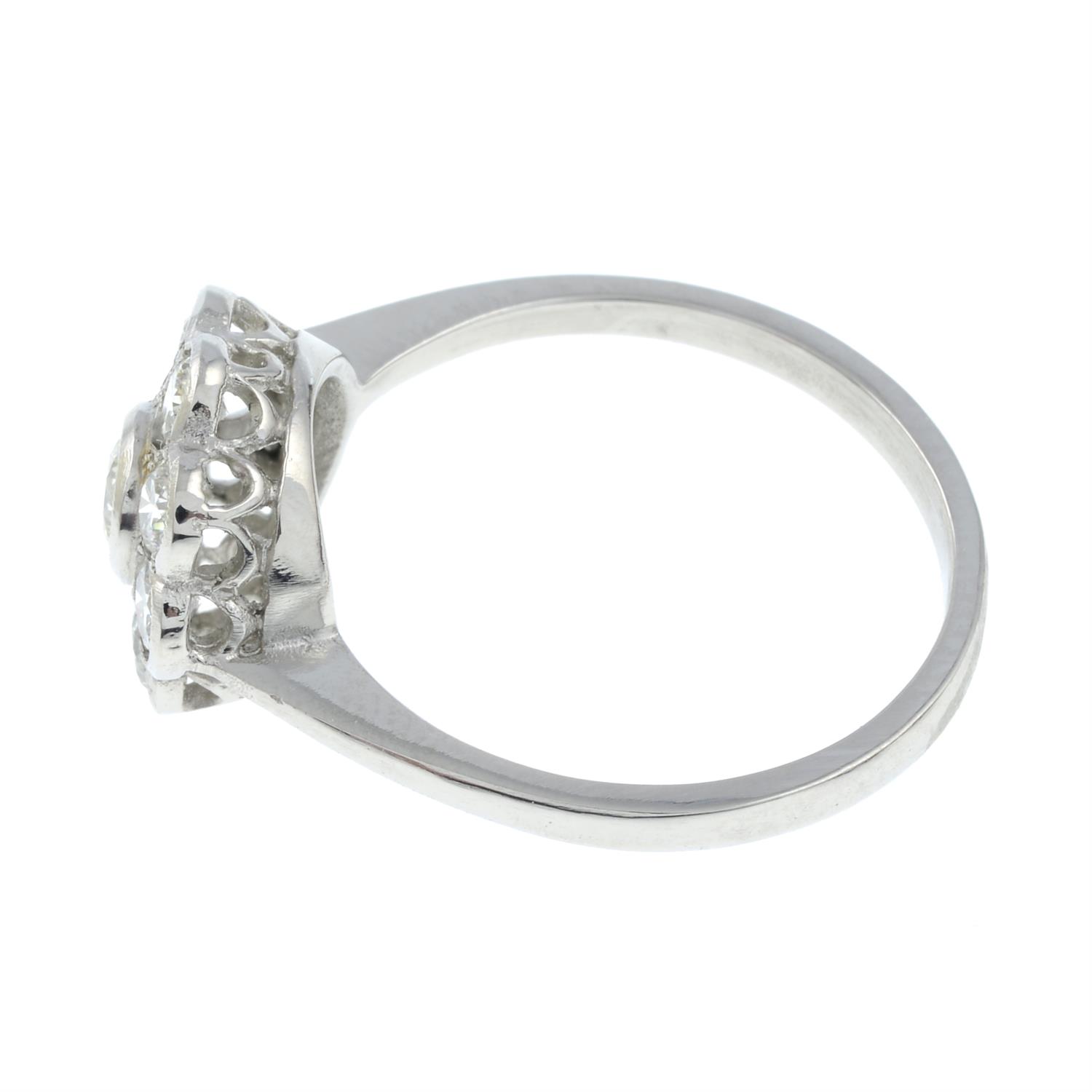 A brilliant-cut diamond floral cluster ring. - Bild 2 aus 3