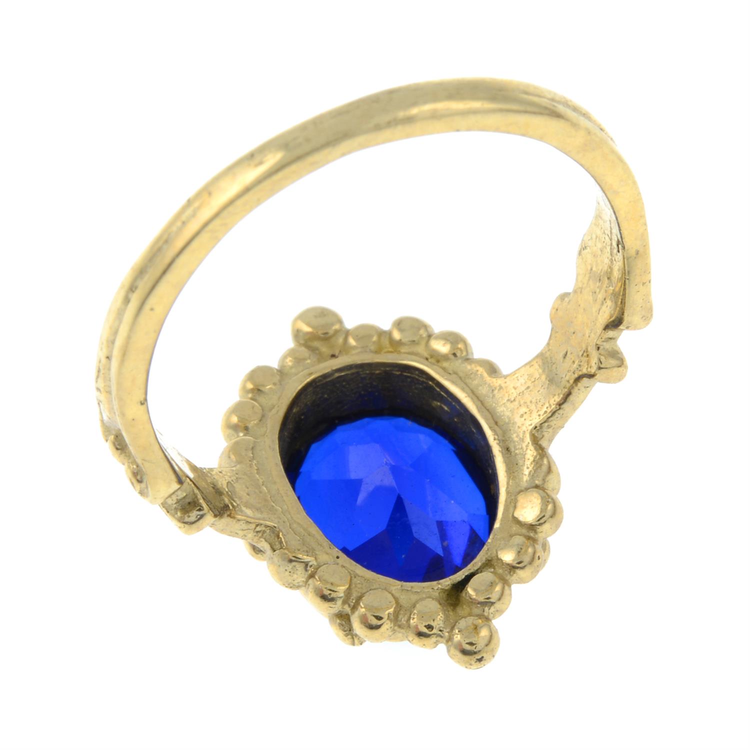 A 9ct gold blue synthetic spinel ring with beaded detail. - Bild 3 aus 3