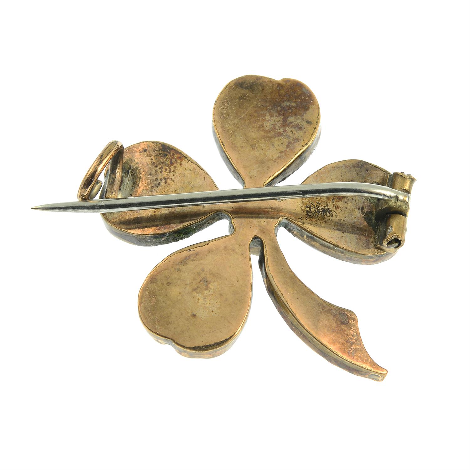A late 19th century garnet four-leaf clover brooch. - Bild 2 aus 2
