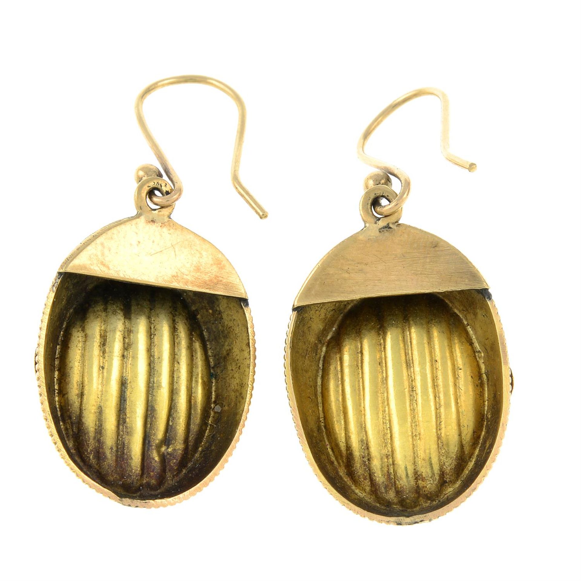 A pair of late 19th century gold, garnet foliate earrings. - Bild 2 aus 2