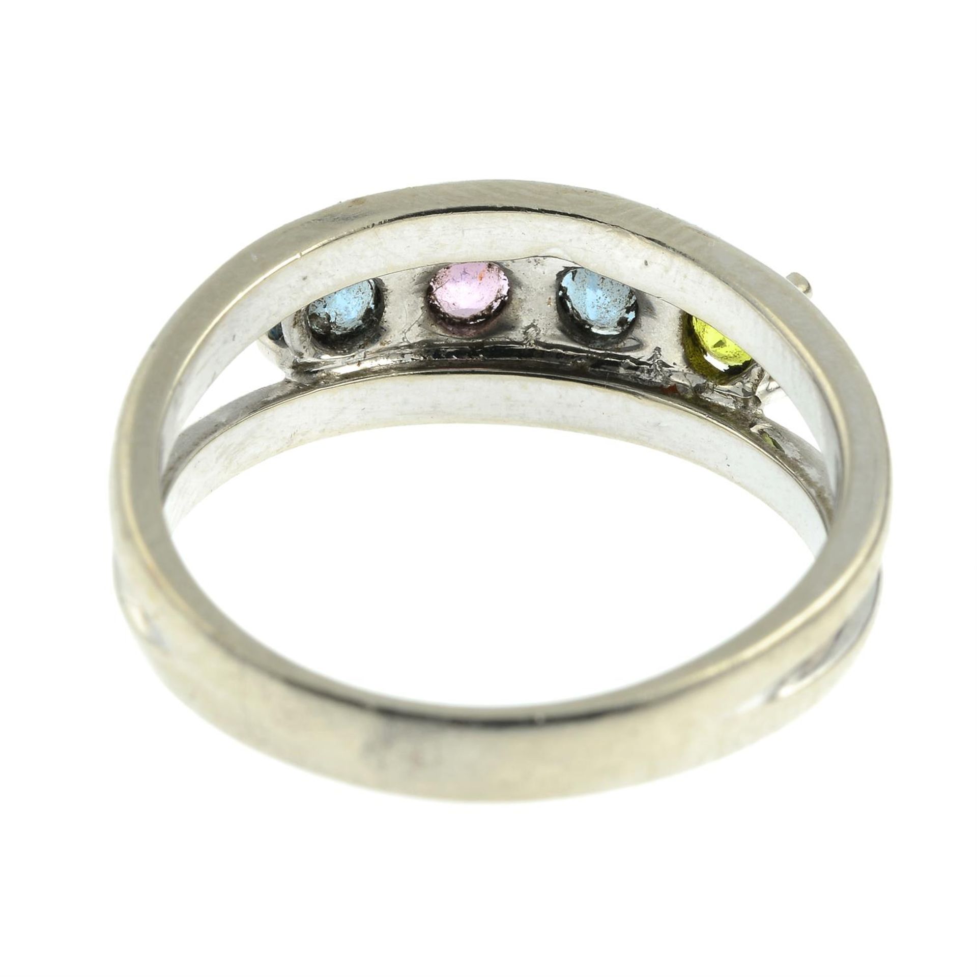 A vari-hue synthetic gem five-stone ring. - Bild 3 aus 3