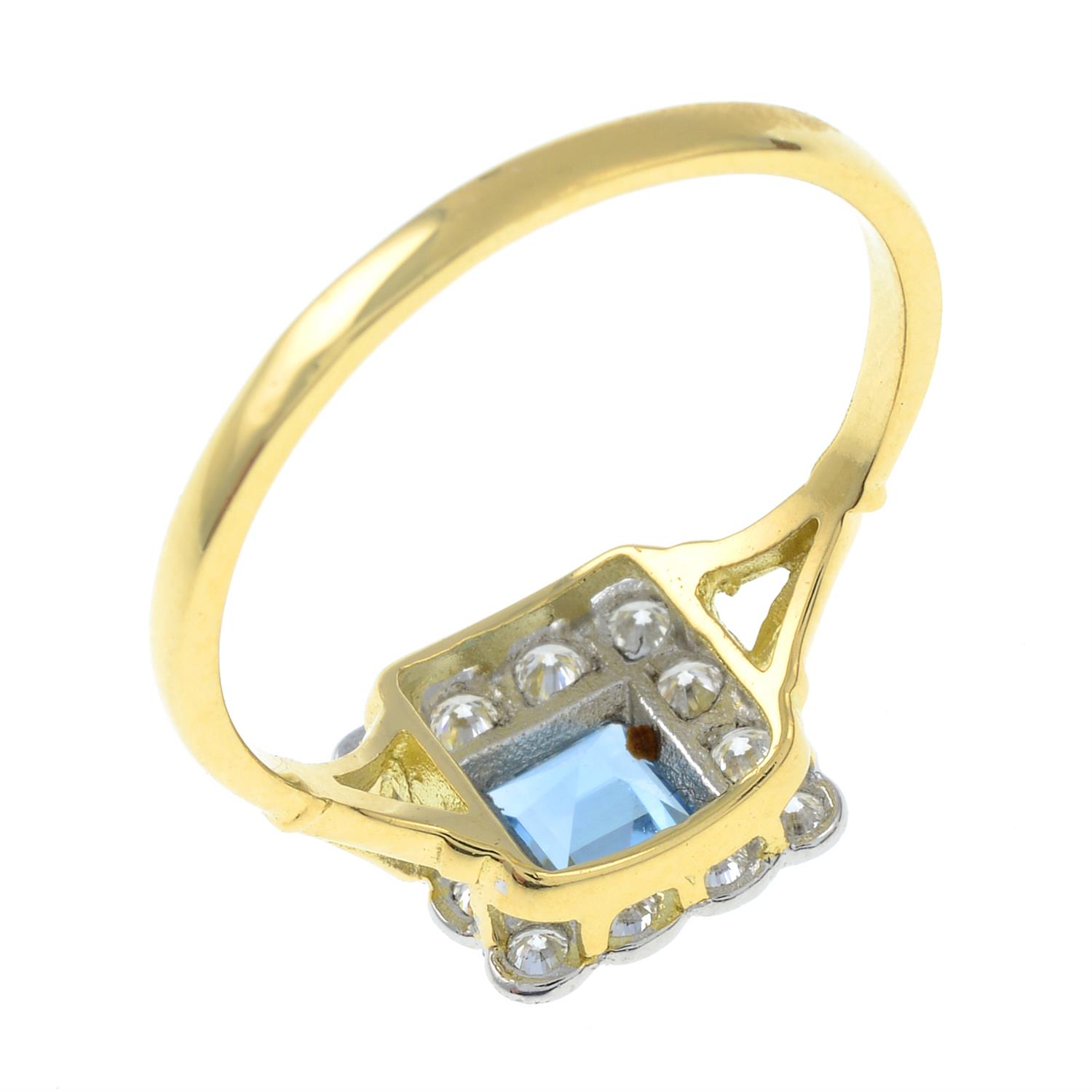 An aquamarine and brilliant-cut diamond cluster ring. - Bild 3 aus 3