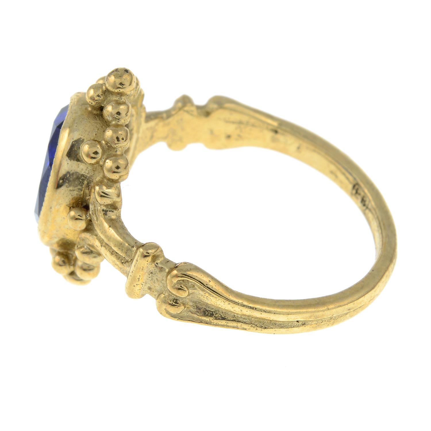 A 9ct gold blue synthetic spinel ring with beaded detail. - Bild 2 aus 3