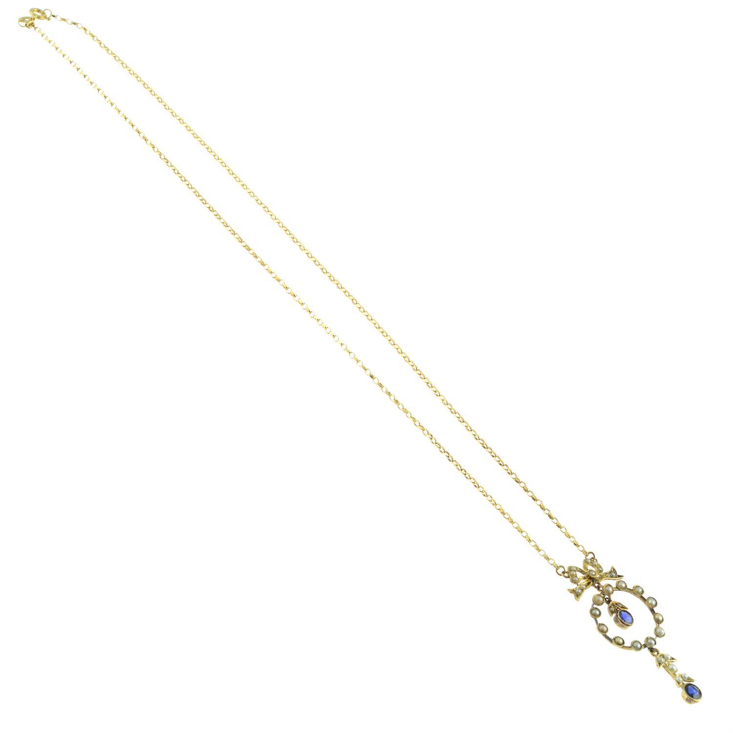 An early 20th century 15ct gold sapphire and split pearl pendant, on later chain. - Bild 3 aus 3