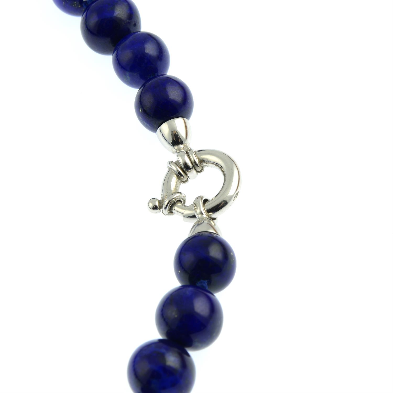 A graduated lapis lazuli bead necklace. - Bild 2 aus 2