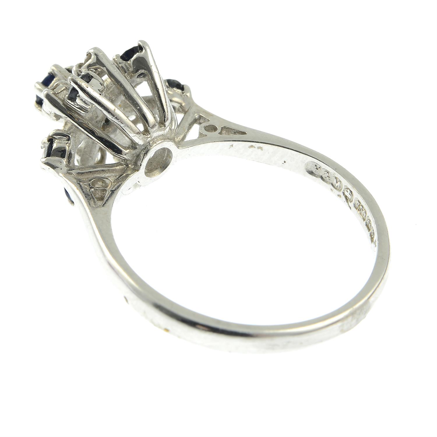 A sapphire and diamond cluster ring - Bild 2 aus 2