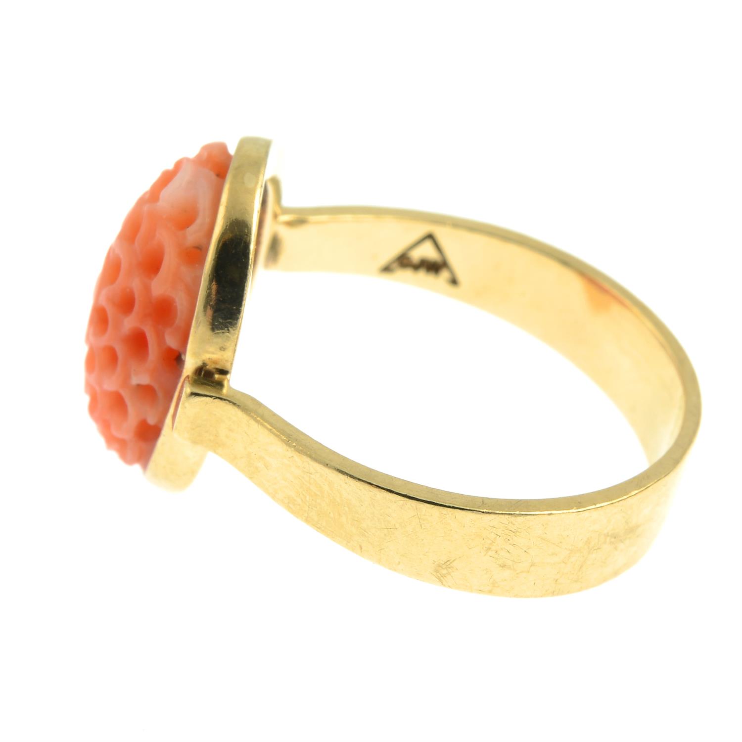 A 9ct gold carved coral flower ring. - Bild 2 aus 3