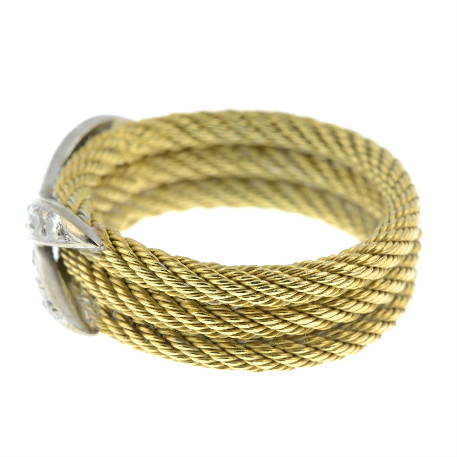 A rope-twist band ring, with pavé-set diamond cross highlight. - Bild 2 aus 3