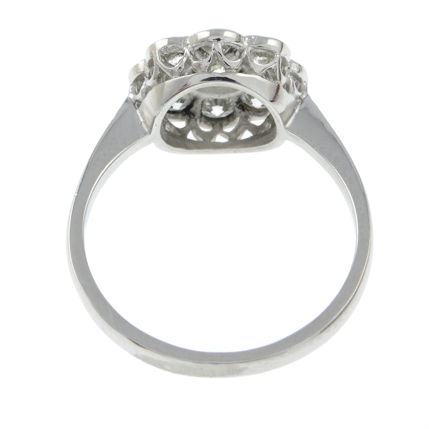 A brilliant-cut diamond floral cluster ring. - Bild 3 aus 3