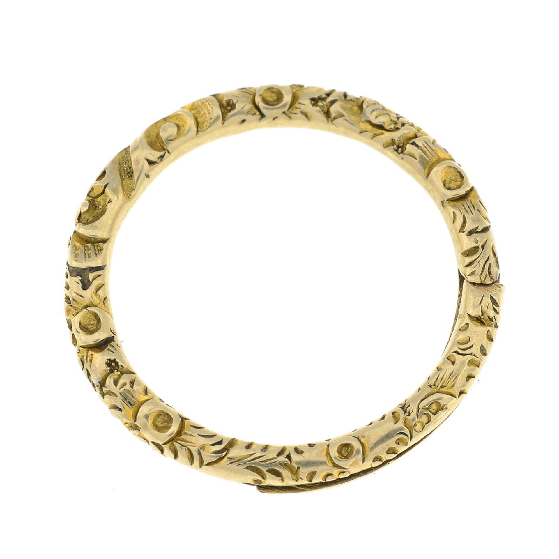 A Georgian 9ct gold floral engraved split ring.