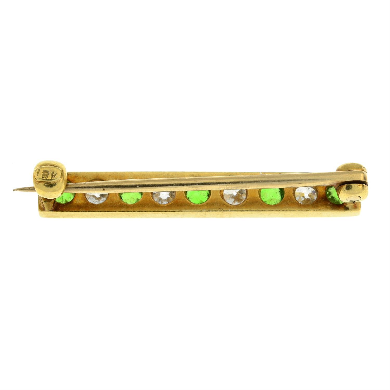 An early 20th century 18ct gold demantoid garnet and old-cut diamond bar brooch or lace pin. - Bild 2 aus 3