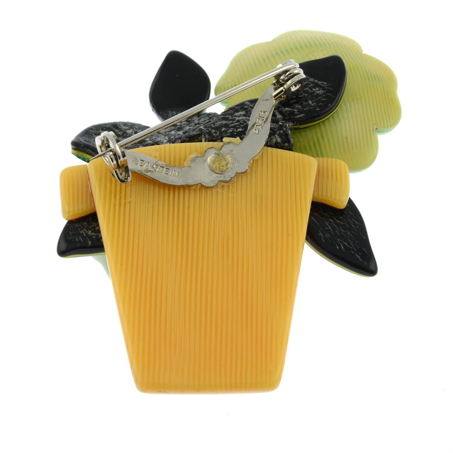 A plastic flower pot brooch by, Lea Stein. - Bild 2 aus 2
