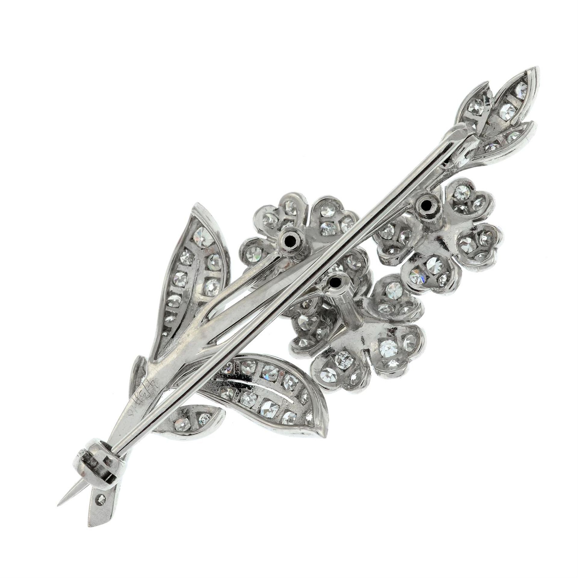 A mid 20th century gold, brilliant and single-cut diamond floral brooch, with Tessiers Ltd. case. - Bild 2 aus 2