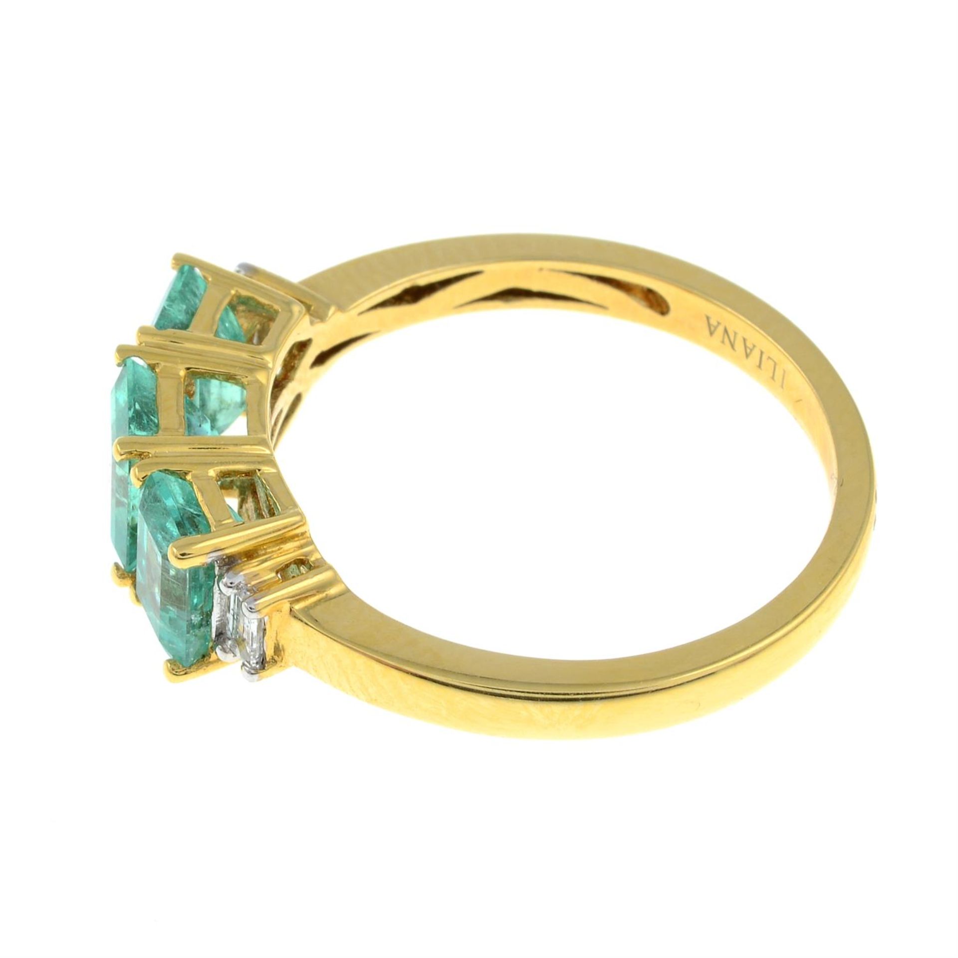 An 18ct gold Colombian emerald and diamond ring. - Bild 2 aus 3