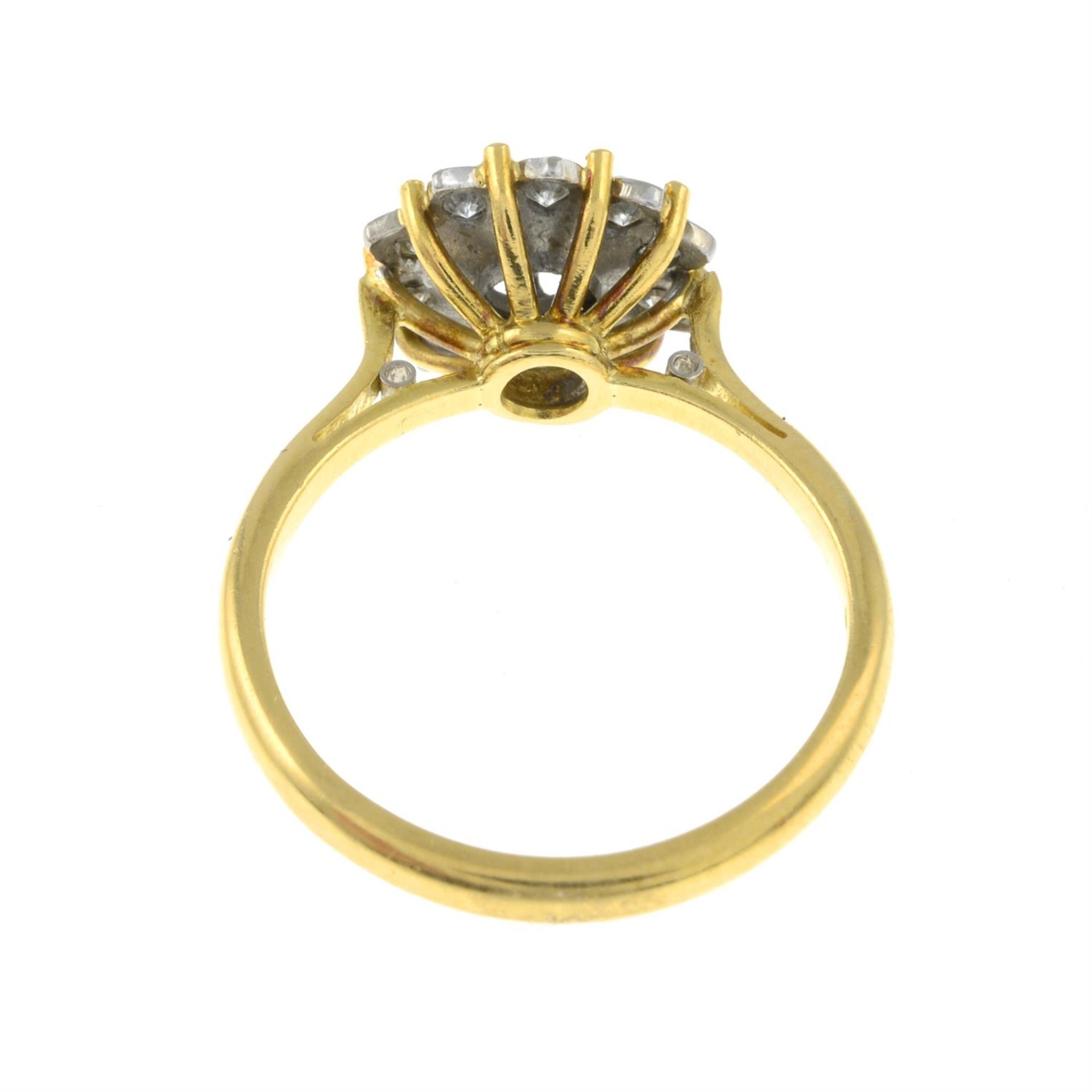 An 18ct gold diamond cluster ring - Bild 3 aus 3