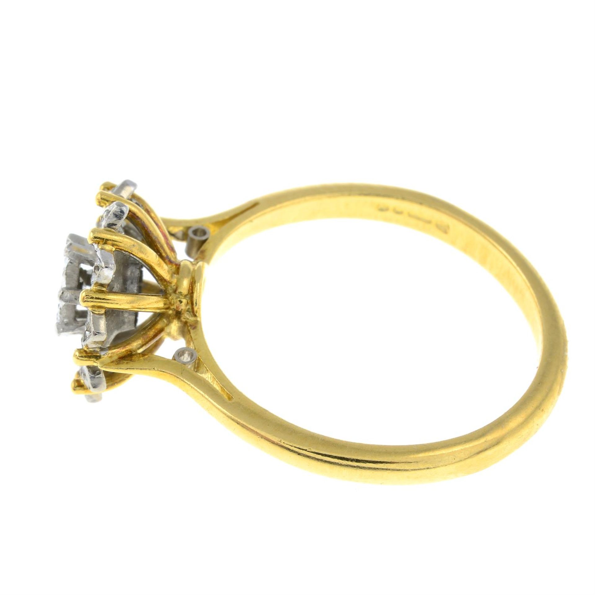 An 18ct gold diamond cluster ring - Bild 2 aus 3