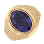 18ct gold mid-century modernist amethyst signet ring (3.8g