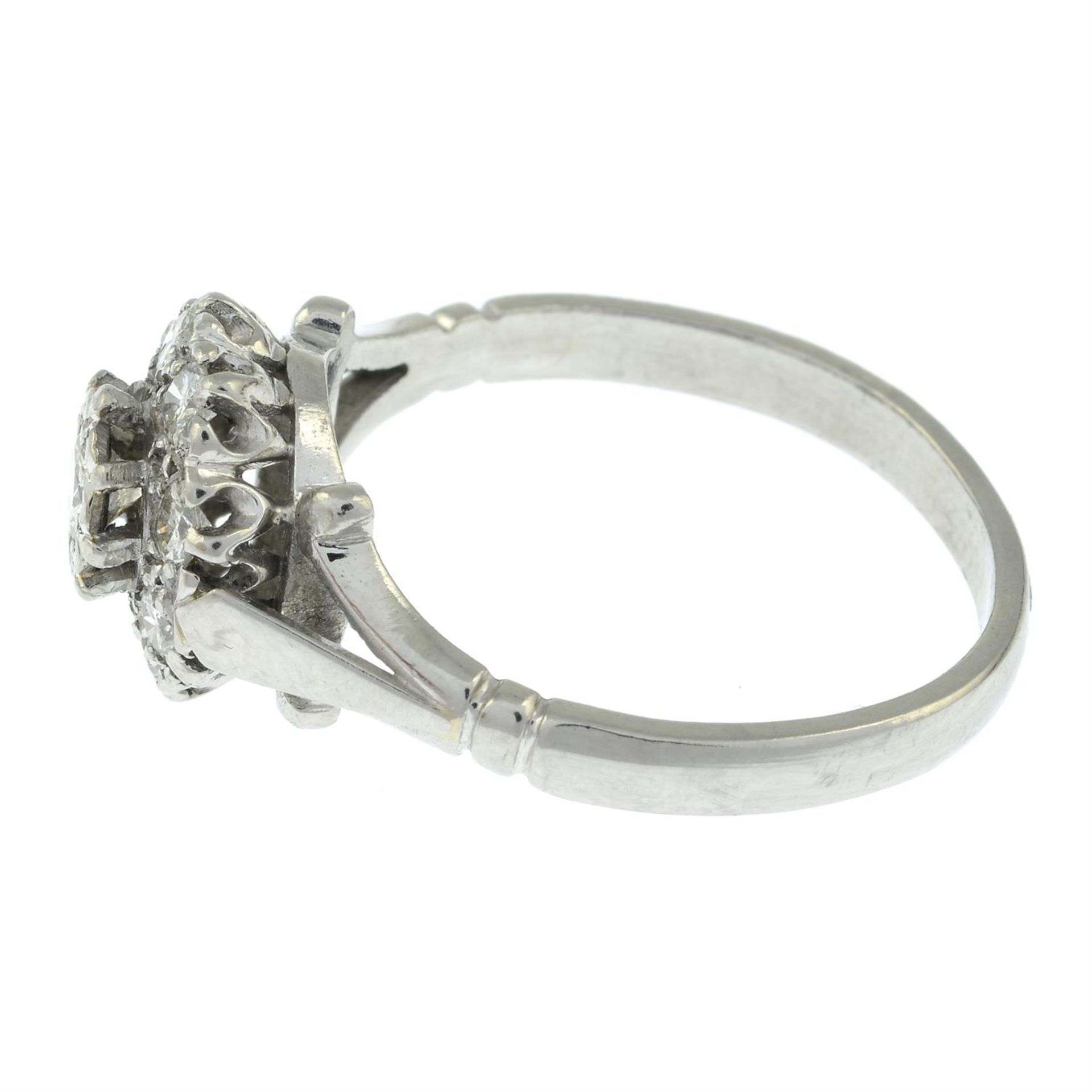 A brilliant-cut diamond cluster ring. - Bild 2 aus 3