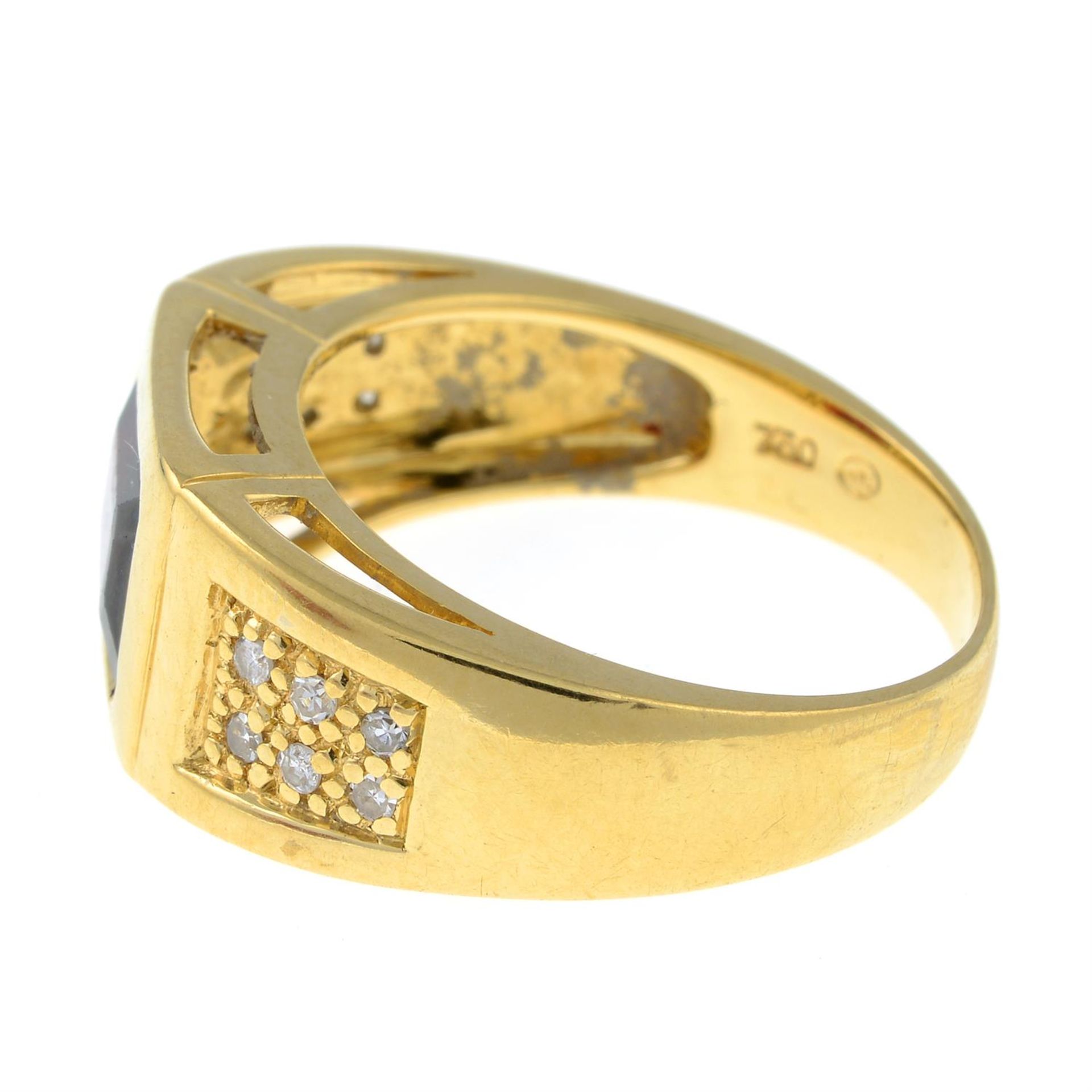 A garnet and diamond dress ring. - Bild 2 aus 3