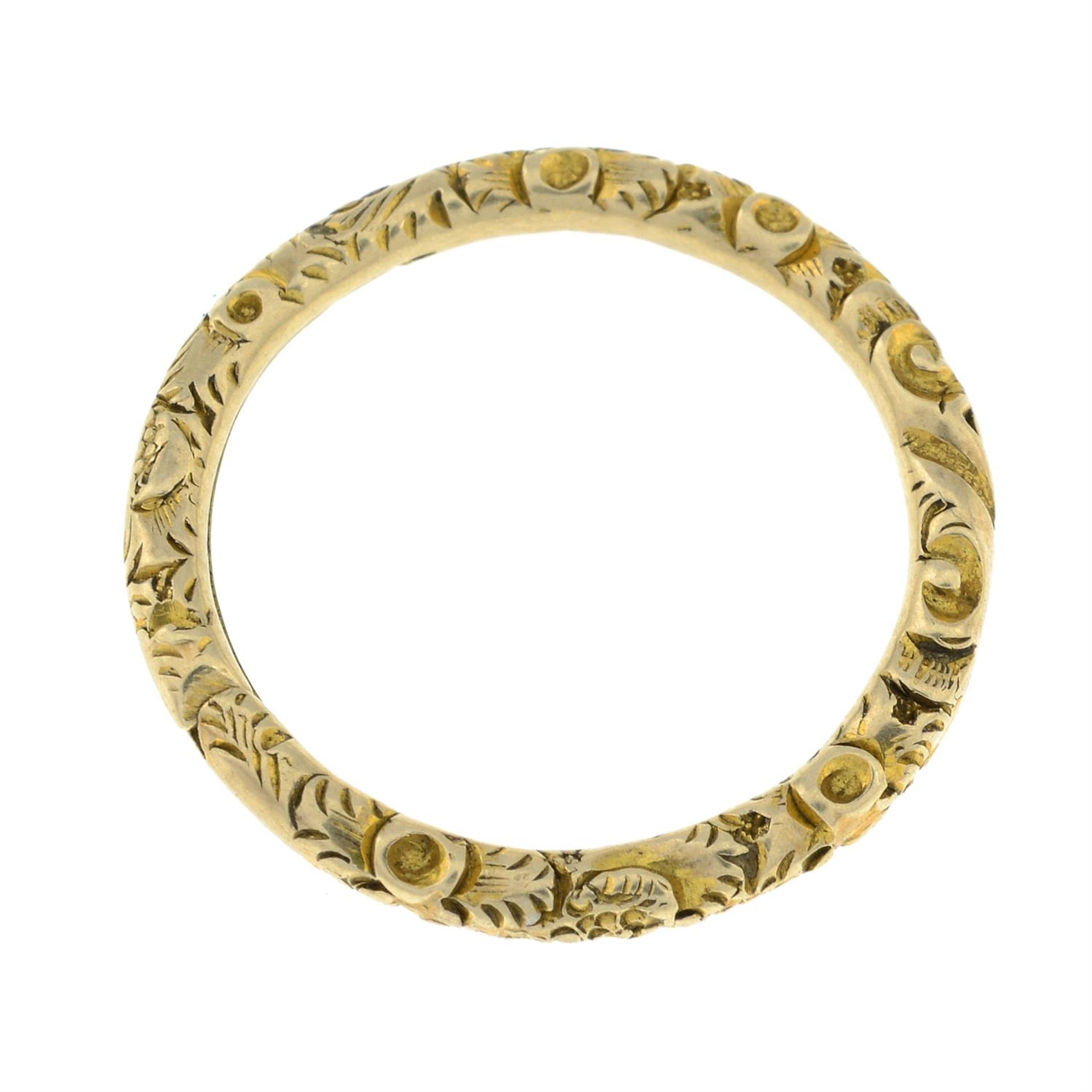 A Georgian 9ct gold floral engraved split ring. - Bild 2 aus 2