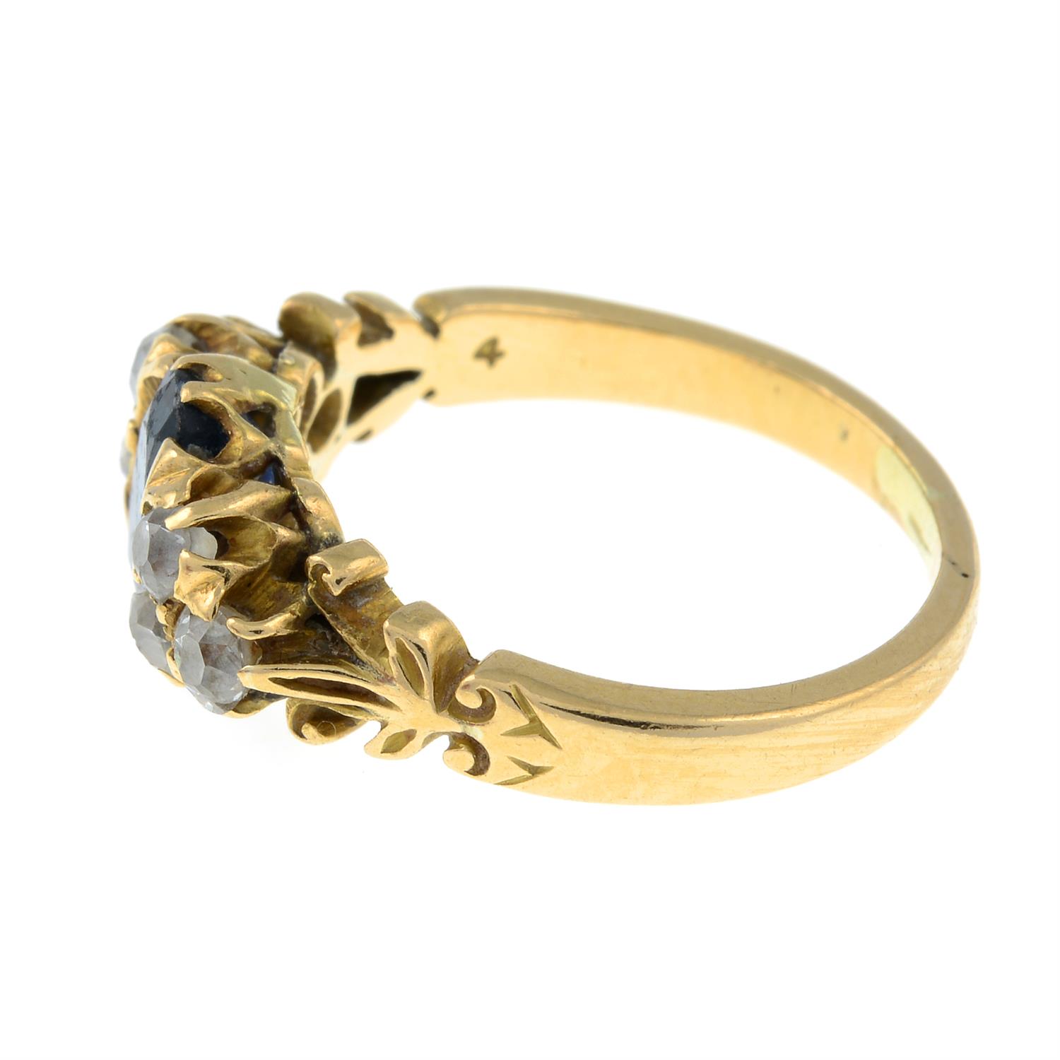 A sapphire and diamond ring. - Bild 2 aus 3