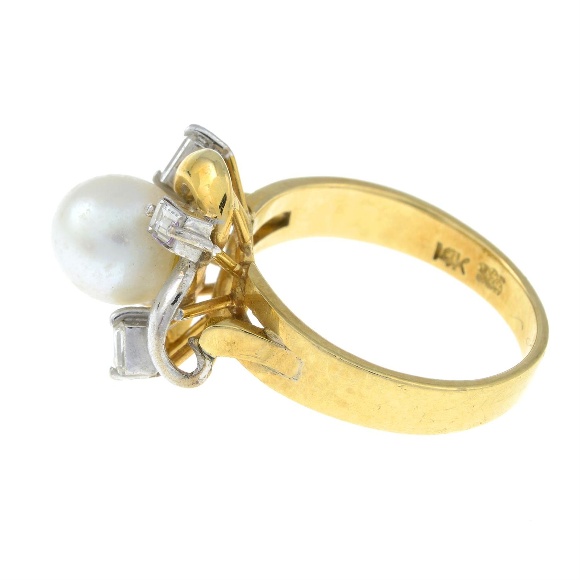 A baguette-cut diamond and cultured pearl dress ring. - Bild 2 aus 3