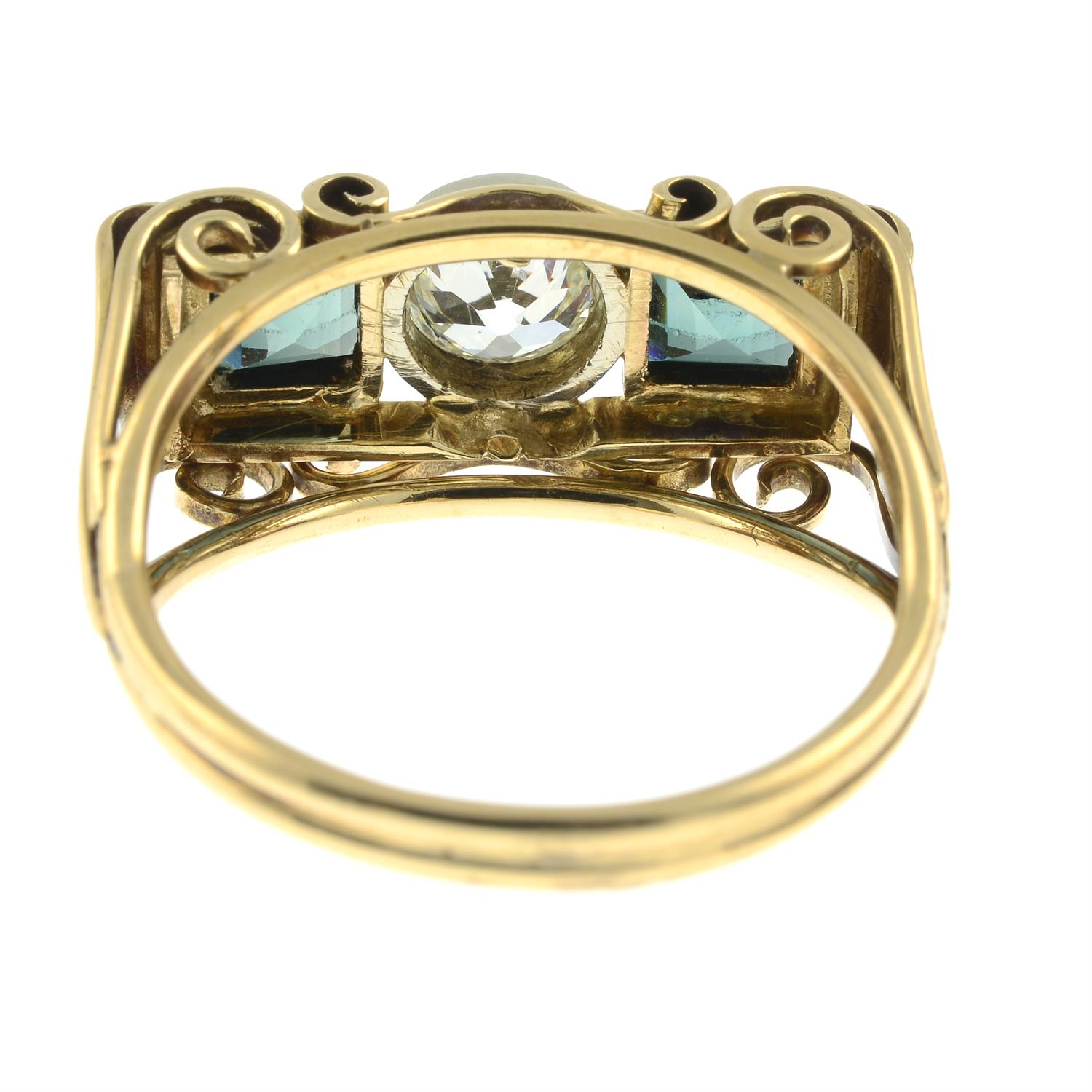 A mid 20th century 14ct gold, old-cut diamond and synthetic green spinel three-stone ring. - Bild 4 aus 7