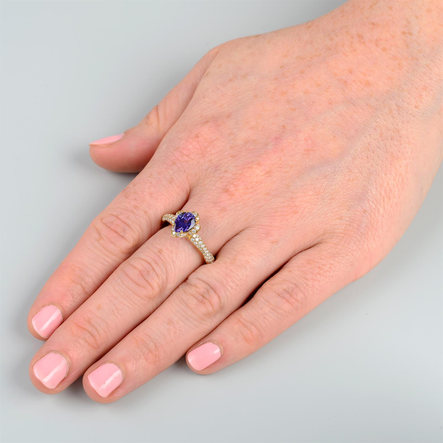 An 18ct gold tanzanite and diamond ring, by Kat Florence. - Bild 7 aus 7