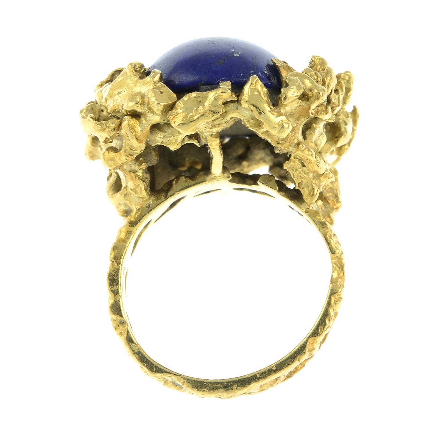 A 1960's 18ct gold lapis lazuli dress ring. - Bild 6 aus 7