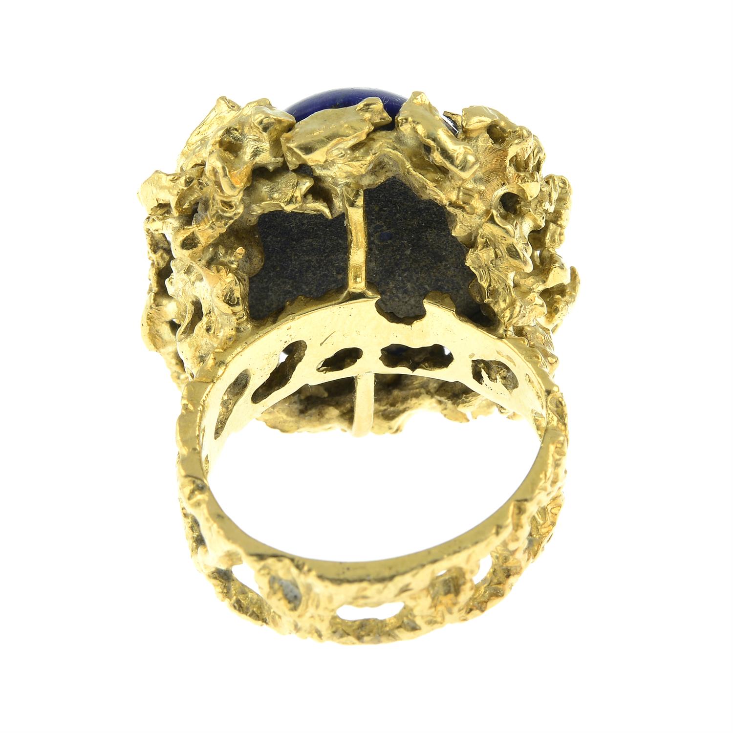 A 1960's 18ct gold lapis lazuli dress ring. - Bild 4 aus 7
